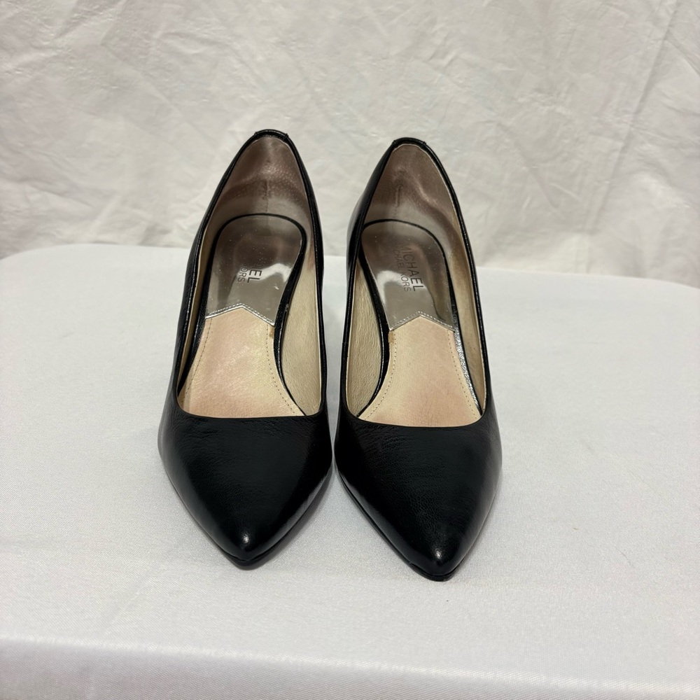 Michael Kors Flex Mid-Heel pumps in black leather. - Picture 7 of 10